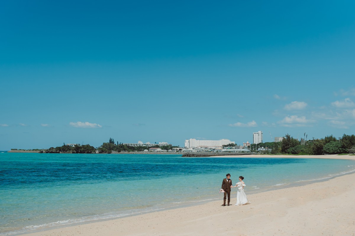 【恩納村の海は季節を選ばない】海に慣れ親しんだ沖縄人たちも認める西海岸側の海の綺麗さは1年を通して安定感抜群。いつだって素敵な海をバックに撮影や挙式を行えます